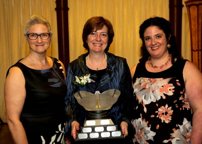 Jeannine Messier, présidente du Syndicat des agricultrices de la Montérégie-Est, Martine Bourgeois, récipiendaire du prix Agricultrice de l’année 2017 en Montérégie-Est, et Marie-Lou Provost, récipiendaire du prix Agricultrice de l’année 2016 en Montérégie-Est. | © Robert Gosselin