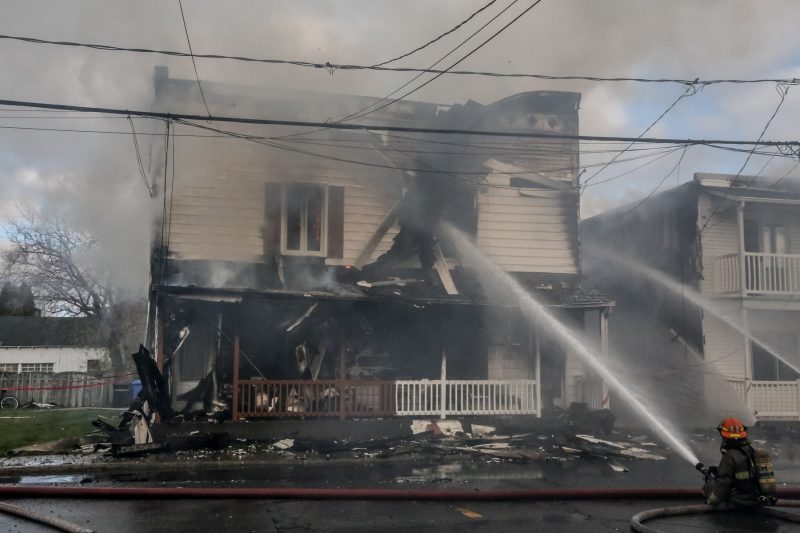 L'incendie a rasé l'immeuble à logements et s'est propagé sur le bâtiment voisin. | Pascal Cournoyer