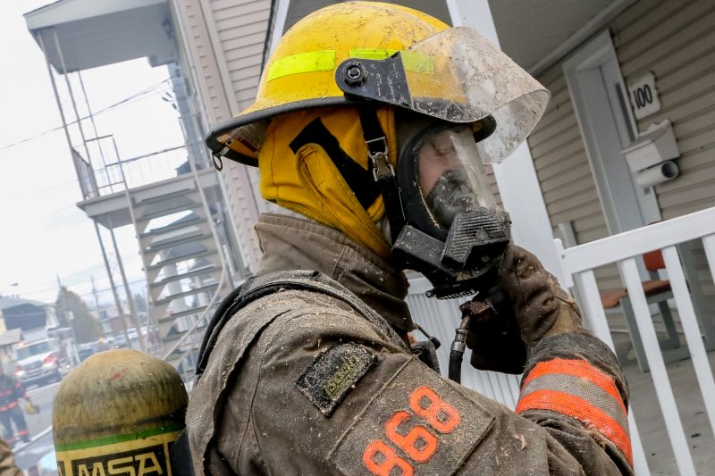 L'incendie a rasé l'immeuble à logements et s'est propagé sur le bâtiment voisin. | Pascal Cournoyer