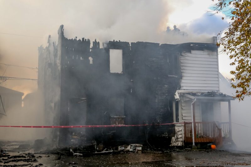 L'incendie a rasé l'immeuble à logements et s'est propagé sur le bâtiment voisin. | Pascal Cournoyer