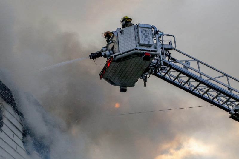 L'incendie a rasé l'immeuble à logements et s'est propagé sur le bâtiment voisin. | Pascal Cournoyer