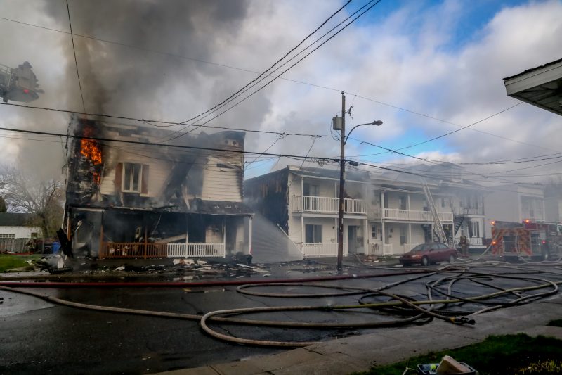 L'incendie a rasé l'immeuble à logements et s'est propagé sur le bâtiment voisin. | Pascal Cournoyer