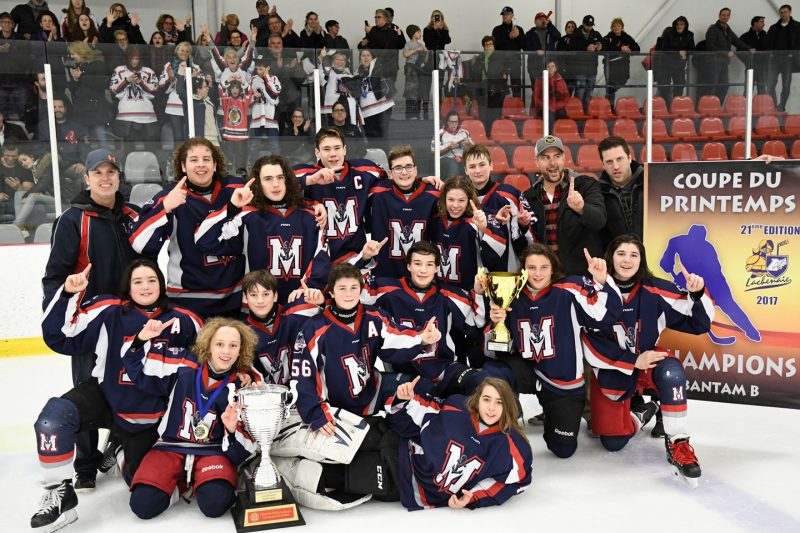 Les Mariniers célèbrent avec leur bannière de champions de la 21e édition. | Photo: Gracieuseté
