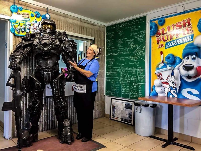 MasterChief, personnage bien connu du jeu Halo, a donné des Mister Freeze aux enfants du parc Antoine-Pécaudy de Contrecoeur le 10 juin. | Gracieuseté