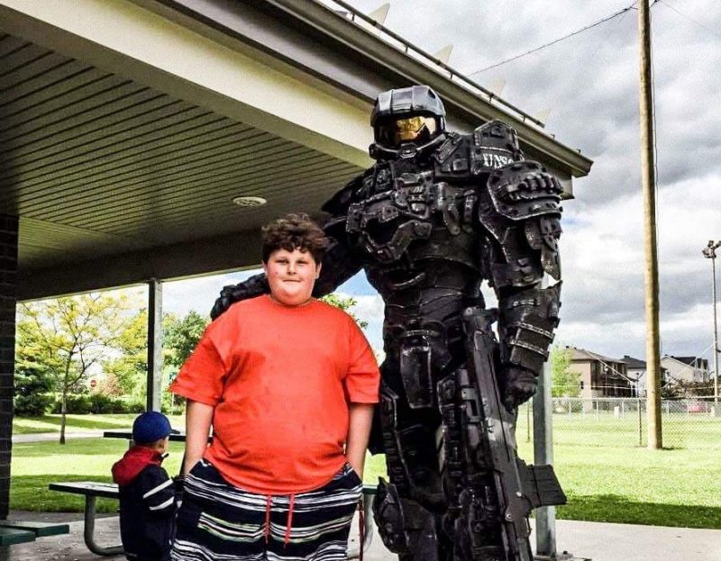 MasterChief, personnage bien connu du jeu Halo, a donné des Mister Freeze aux enfants du parc Antoine-Pécaudy de Contrecoeur le 10 juin. | Gracieuseté