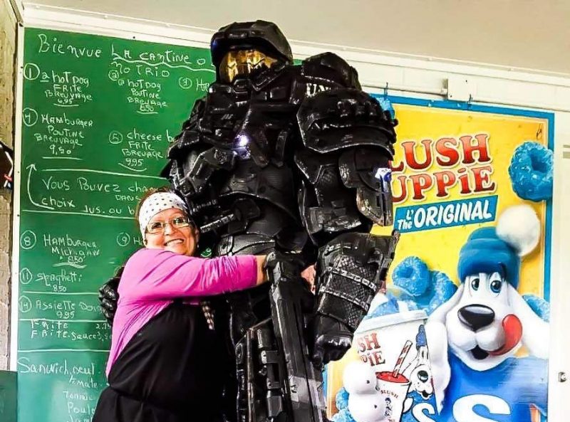 MasterChief, personnage bien connu du jeu Halo, a donné des Mister Freeze aux enfants du parc Antoine-Pécaudy de Contrecoeur le 10 juin. | Gracieuseté