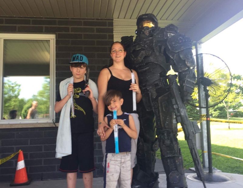 MasterChief, personnage bien connu du jeu Halo, a donné des Mister Freeze aux enfants du parc Antoine-Pécaudy de Contrecoeur le 10 juin. | Gracieuseté