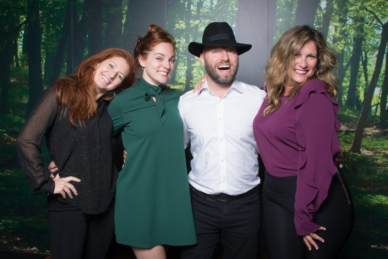 La soirée, organisée par Luc Denoncourt, Geneviève Ménard, Geneviève Péloquin et René Grenier, a réuni les comédiens Jason Roy-Léveillée, Mirianne Brûlé, Catherine Paquin-Béchard, Amélie Grenier, Louis-David Morasse, Roger Léger, Pierre-Yves Cardinal, Karen Elkin, Catherine De Sève, Jean-François Beaupré, Julie Ringuette, Pascal Morissette, Fred-Éric Salvail, la nageuse Katerine Savard, le pilote de course Alexandre Tagliani, l’animatrice Saskia Thuot et les chanteurs Marco Calliari, Matt Laurent et Marie-Élaine Thibert. | Photos par Philippe Manning, www.philippemanning.com