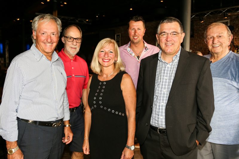 Plusieurs personnes étaient présentes lors du lancement de la campagne de Marcel Robert (à gauche) le 9 août). | Photo : TC Media - Pascal Cournoyer