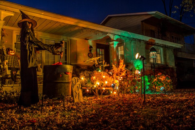 Les propriétaires de la maison décorée située sur le chemin des Patriotes ont choisi de créer une atmosphère sombre et lugubre avec plusieurs clins d’œil sur le thème de l’Halloween. On voit une sorcière et son chaudron ainsi que des citrouilles et des chauves-souris. | Photo: TC Média - Pascal Cournoyer
