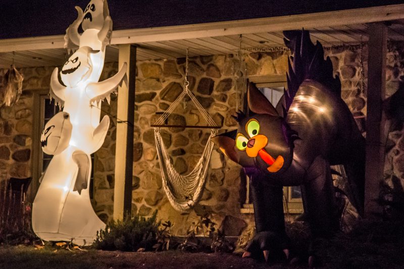 Cette maison décorée de la rue Cherrier ne passe pas inaperçue avec ses gigantesques structures gonflables. Les fantômes et le chat noir donnent des allures inquiétantes à cette demeure. | Photo: TC Média - Pascal Cournoyer