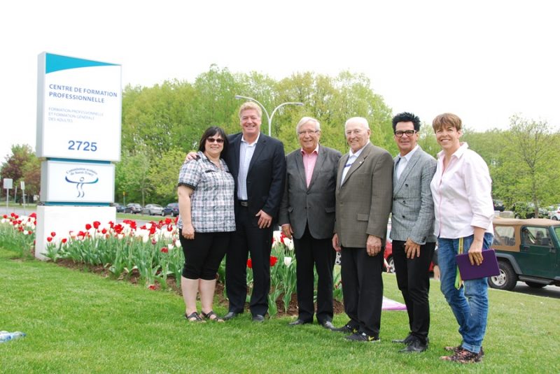 Claudette Cadotte (représentante du Syndicat de l'Enseignement du Bas-Richelieu, Sylvain Cloutier (directeur adjoint du Centre de formation professionnelle), Louis Plamondon (député Nicolet-Bécancour-Saurel), Denis Rajotte (président de la Commission scolaire), Serge Péloquin (maire de Sorel-Tracy), Anne Millette (enseignante). | Gracieuseté