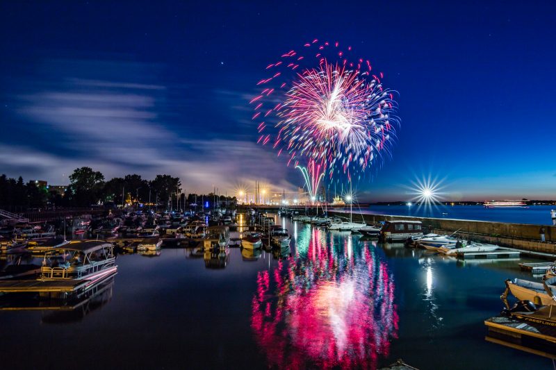 Les feux d'artifice du 23 juin 2016 au parc Regard-sur-le-Fleuve, gracieuseté de l'excellent Pascal Gagnon (PG Photographe). | PG PhotoGraphePascal Gagnon