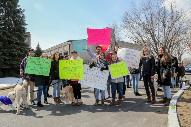La manifestation s'est déroulée de façon pacifique, le 11 avril, entre midi et 13h devant le Cégep de Sorel-Tracy. (Photo: Pascal Cournoyer)