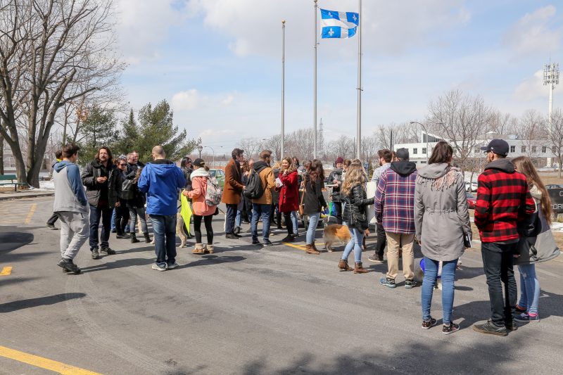 La manifestation s'est déroulée de façon pacifique, le 11 avril, entre midi et 13h devant le Cégep de Sorel-Tracy. (Photo: Pascal Cournoyer)