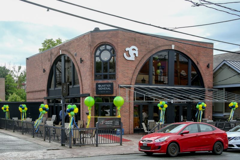 L'ouverture du Quartier Général s'est effectuée en compagnie d'élus, dignitaires et propriétaires des lieux. (Photo: Pascal Cournoyer)