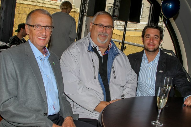 L'ouverture du Quartier Général s'est effectuée en compagnie d'élus, dignitaires et propriétaires des lieux. (Photo: Pascal Cournoyer)