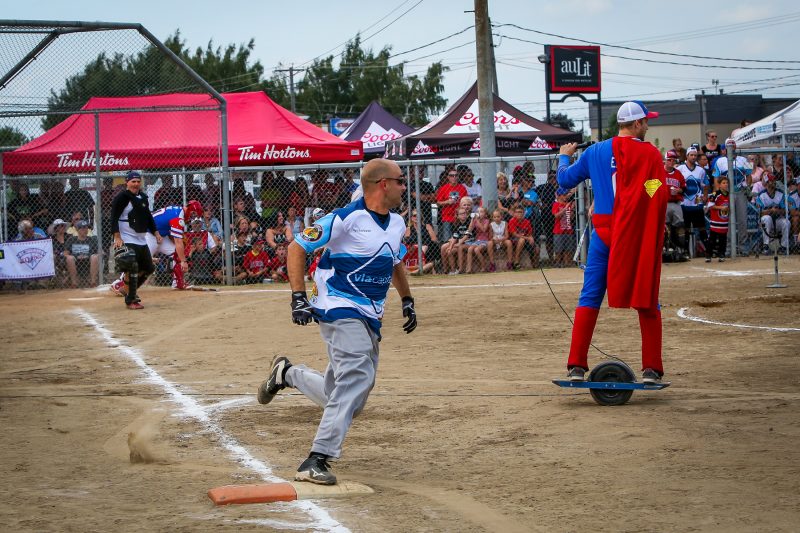 Les 4 Chevaliers ont croisé le fer avec des joueurs des Éperviers de Sorel-Tracy, le 1er septembre, au parc Pelletier. (Photo : Pascal Cournoyer)