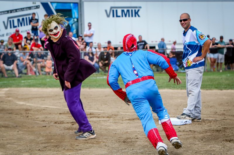 Les 4 Chevaliers ont croisé le fer avec des joueurs des Éperviers de Sorel-Tracy, le 1er septembre, au parc Pelletier. (Photo : Pascal Cournoyer)