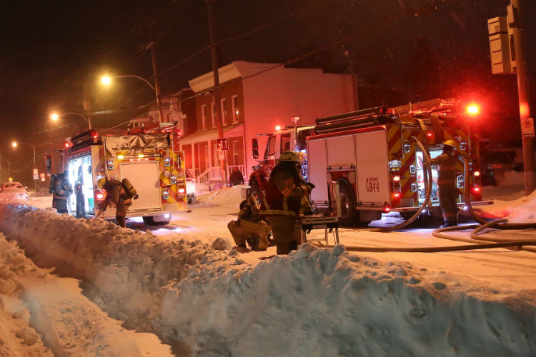 Les pompiers ont dû travailler fort pour circonscrire l'incendie dans un froid sibérien.
Photo Pascal Cournoyer | Les 2 Rives ©