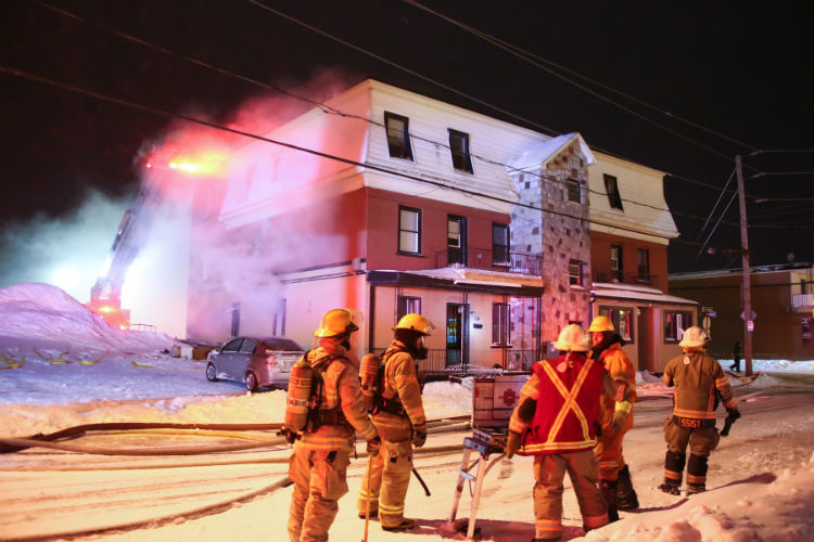 Les pompiers ont dû travailler fort pour circonscrire l'incendie dans un froid sibérien.
Photo Pascal Cournoyer | Les 2 Rives ©