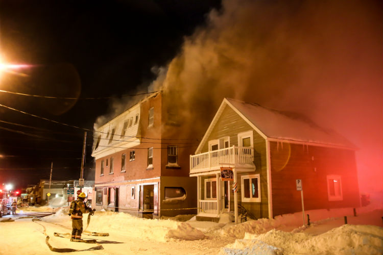 Les pompiers ont dû travailler fort pour circonscrire l'incendie dans un froid sibérien.
Photo Pascal Cournoyer | Les 2 Rives ©