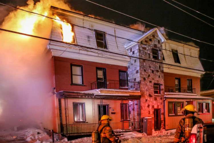 Les pompiers ont dû travailler fort pour circonscrire l'incendie dans un froid sibérien.
Photo Pascal Cournoyer | Les 2 Rives ©