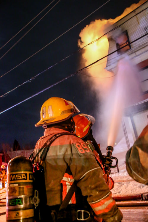 Les pompiers ont dû travailler fort pour circonscrire l'incendie dans un froid sibérien.
Photo Pascal Cournoyer | Les 2 Rives ©