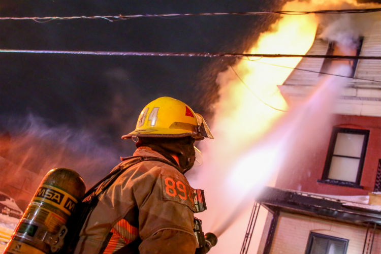 Les pompiers ont dû travailler fort pour circonscrire l'incendie dans un froid sibérien.
Photo Pascal Cournoyer | Les 2 Rives ©