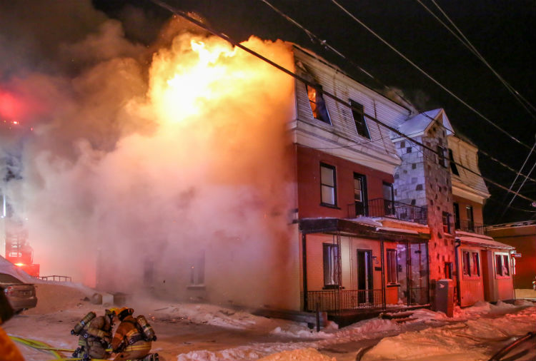 Les pompiers ont dû travailler fort pour circonscrire l'incendie dans un froid sibérien.
Photo Pascal Cournoyer | Les 2 Rives ©