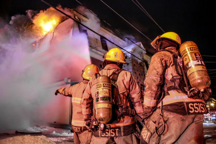 Les pompiers ont dû travailler fort pour circonscrire l'incendie dans un froid sibérien.
Photo Pascal Cournoyer | Les 2 Rives ©