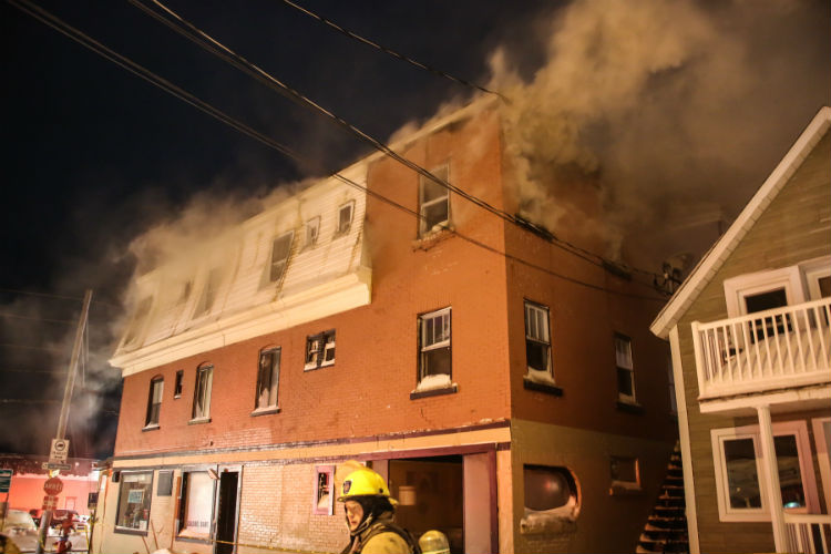 Les pompiers ont dû travailler fort pour circonscrire l'incendie dans un froid sibérien.
Photo Pascal Cournoyer | Les 2 Rives ©