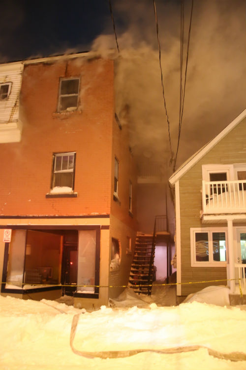 Les pompiers ont dû travailler fort pour circonscrire l'incendie dans un froid sibérien.
Photo Pascal Cournoyer | Les 2 Rives ©