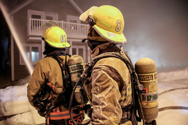 Les pompiers ont dû travailler fort pour circonscrire l'incendie dans un froid sibérien.
Photo Pascal Cournoyer | Les 2 Rives ©