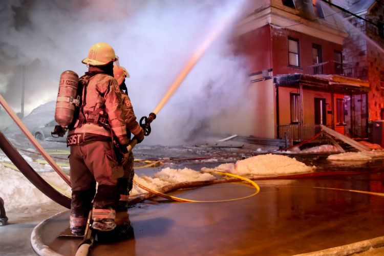 Les pompiers ont dû travailler fort pour circonscrire l'incendie dans un froid sibérien.
Photo Pascal Cournoyer | Les 2 Rives ©