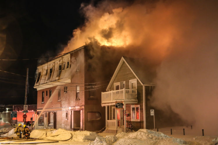 Les pompiers ont dû travailler fort pour circonscrire l'incendie dans un froid sibérien.
Photo Pascal Cournoyer | Les 2 Rives ©