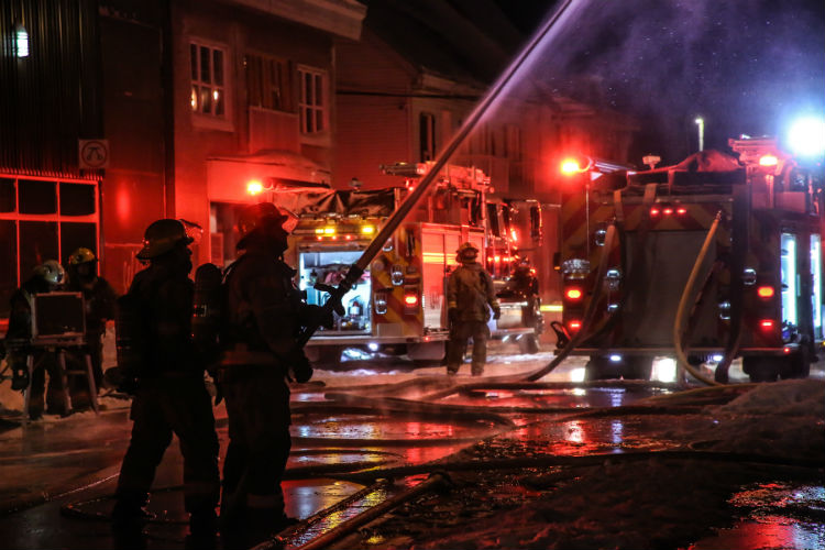 Les pompiers ont dû travailler fort pour circonscrire l'incendie dans un froid sibérien.
Photo Pascal Cournoyer | Les 2 Rives ©
