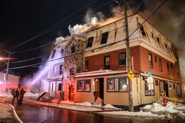 Les pompiers ont dû travailler fort pour circonscrire l'incendie dans un froid sibérien.
Photo Pascal Cournoyer | Les 2 Rives ©