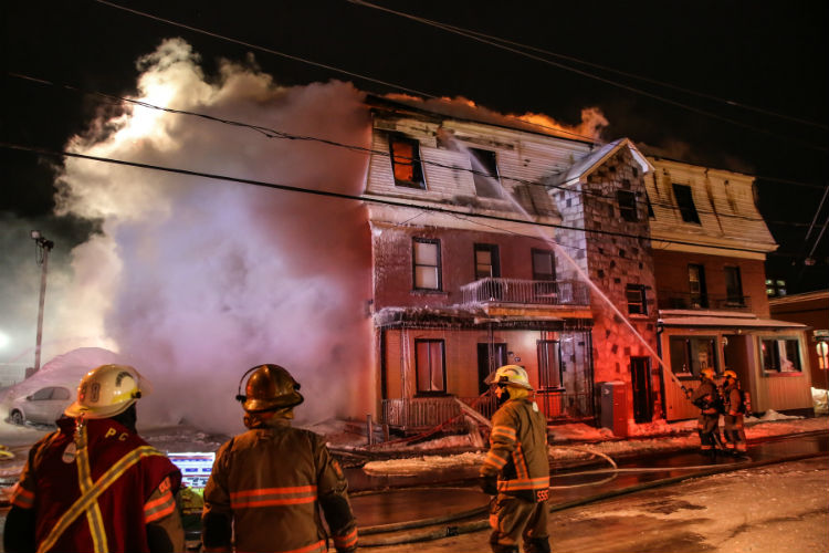Les pompiers ont dû travailler fort pour circonscrire l'incendie dans un froid sibérien.
Photo Pascal Cournoyer | Les 2 Rives ©