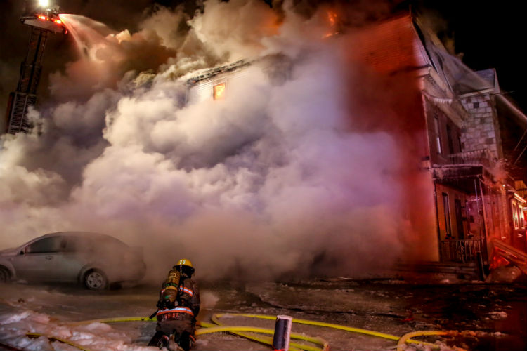 Les pompiers ont dû travailler fort pour circonscrire l'incendie dans un froid sibérien.
Photo Pascal Cournoyer | Les 2 Rives ©