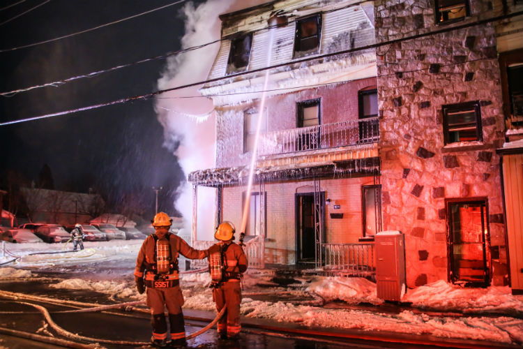 Les pompiers ont dû travailler fort pour circonscrire l'incendie dans un froid sibérien.
Photo Pascal Cournoyer | Les 2 Rives ©
