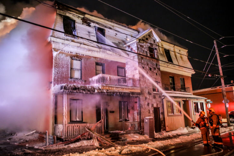 Les pompiers ont dû travailler fort pour circonscrire l'incendie dans un froid sibérien.
Photo Pascal Cournoyer | Les 2 Rives ©