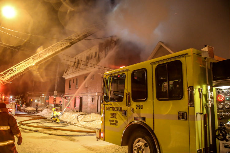 Les pompiers ont dû travailler fort pour circonscrire l'incendie dans un froid sibérien.
Photo Pascal Cournoyer | Les 2 Rives ©