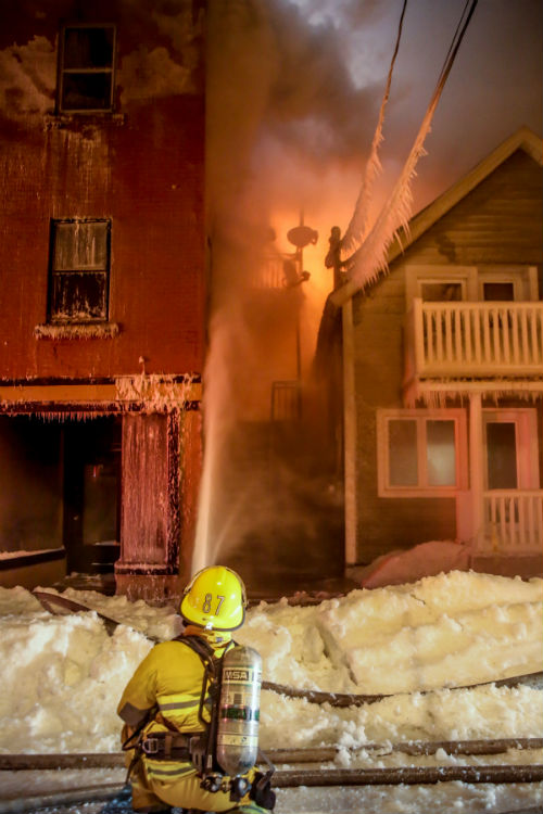 Les pompiers ont dû travailler fort pour circonscrire l'incendie dans un froid sibérien.
Photo Pascal Cournoyer | Les 2 Rives ©