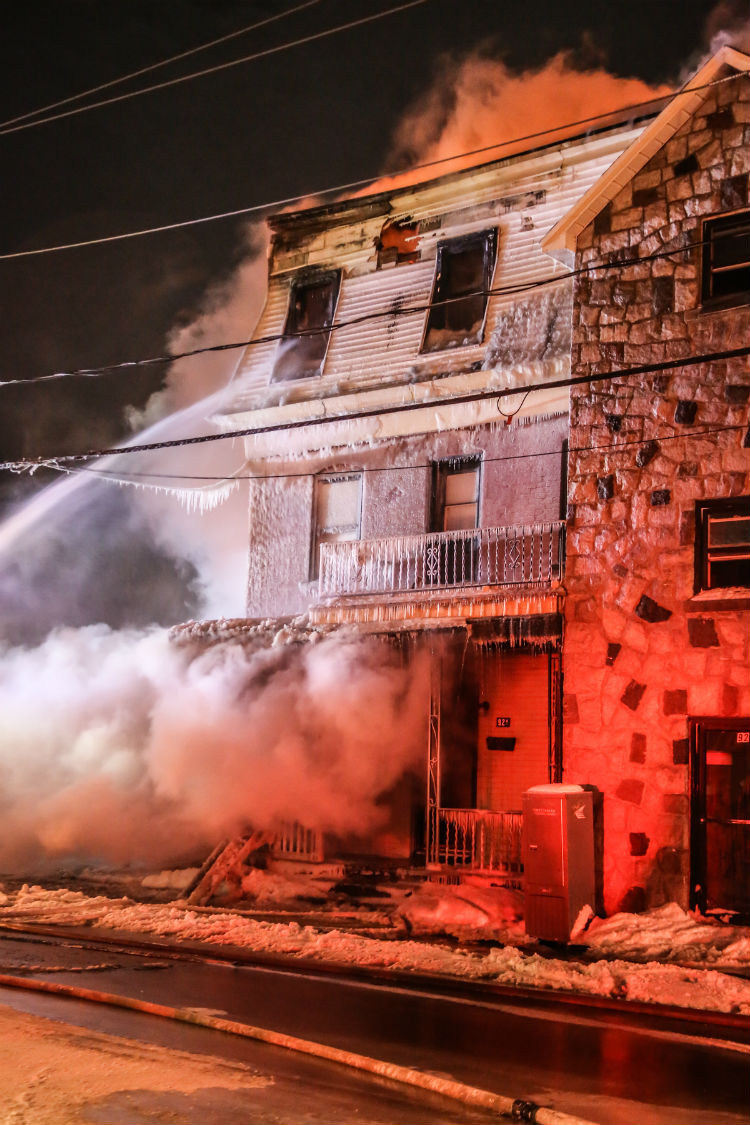 Les pompiers ont dû travailler fort pour circonscrire l'incendie dans un froid sibérien.
Photo Pascal Cournoyer | Les 2 Rives ©