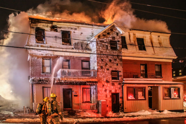 Les pompiers ont dû travailler fort pour circonscrire l'incendie dans un froid sibérien.
Photo Pascal Cournoyer | Les 2 Rives ©